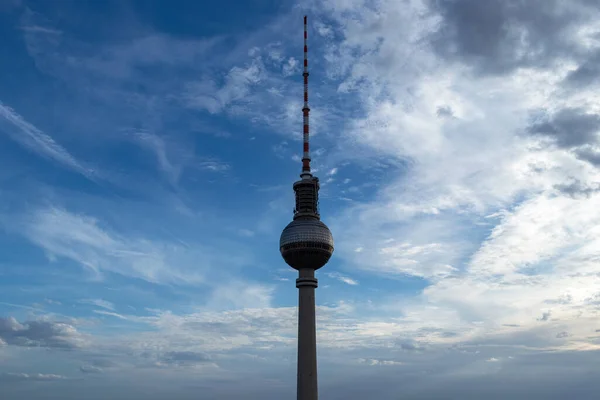 Berlín Alemania Agosto 2019 Berliner Fernsehturm Berlin Tower Con Cielo — Foto de Stock