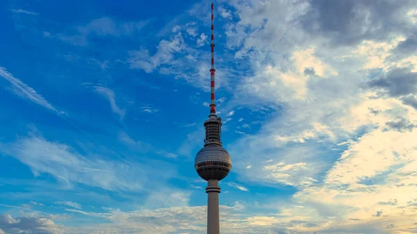 Den Berömda Röda Stadshuset Och Berlin Tornet Molnig Dag — Stockfoto