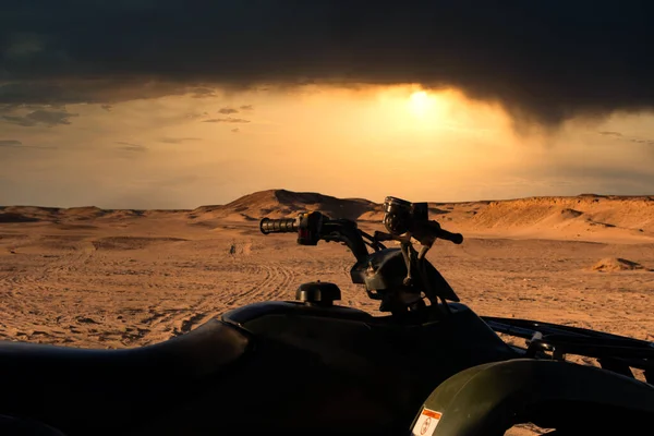 Quad Safari Por Desierto Egipto Con Cielo Dramático — Foto de Stock