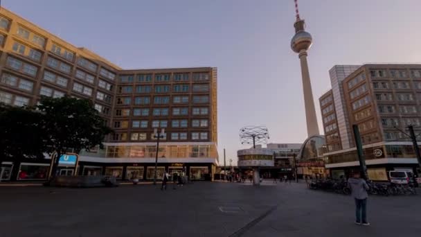 德国柏林 2020年5月31日 著名的亚力山大广场在柏林与著名地标电视塔的时间间隔 — 图库视频影像