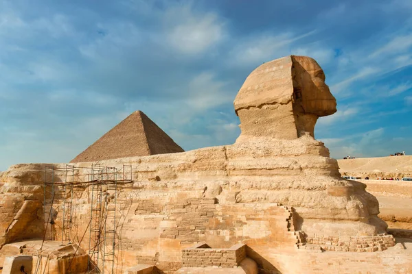 ギザの有名なスフィンクスとエジプトで最も有名なピラミッドの一つ — ストック写真