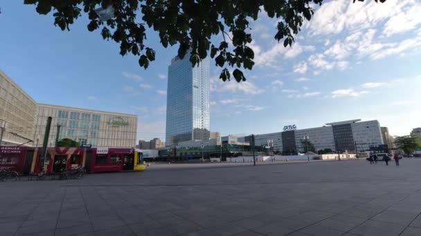 Der Berühmte Alexanderplatz Mit Seinen Gebäuden Und Seinen Berühmten Sehenswürdigkeiten — Stockvideo