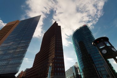 Ünlü Alexanderplatz binaları ve ünlü manzaraları ile Berlin TV kulesi gibi.