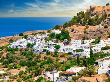 Ünlü Alexanderplatz binaları ve ünlü manzaraları ile Berlin TV kulesi gibi.