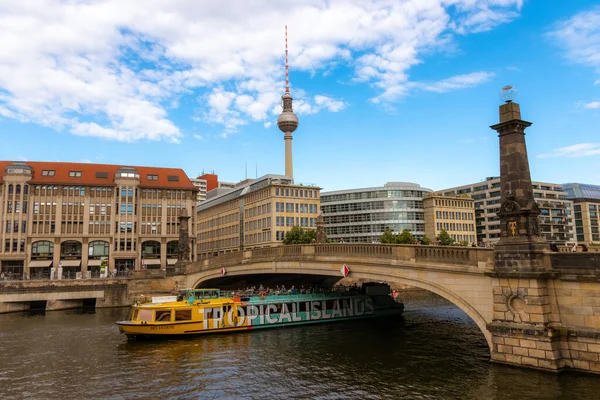 歴史的な建物の前に川クルーズ船がある歴史的なフリードリヒスブルクと 背景にあるベルリンのテレビ塔 ドイツ 2020年7月12日 — ストック写真