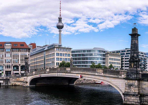 歴史的建造物を持つフリードリヒスブルクは 背景に有名なベルリンのテレビ塔 ベルリン フェルンスヒューム — ストック写真