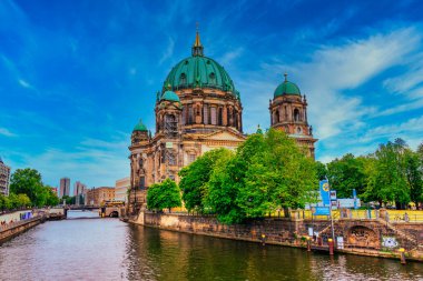 Tarihi Friedrichsbrcke 'nin arka planında eski binalar ve ünlü Berlin TV kulesi (Berliner Fernsehturm) yer alır.