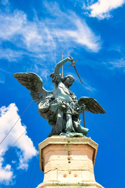 Roma, İtalya - 30 Nisan 2019 - Başmelek Mikail 'in bronz heykeli, 1753 yılında Peter Anton von Verschaffelt tarafından modellenmiştir.