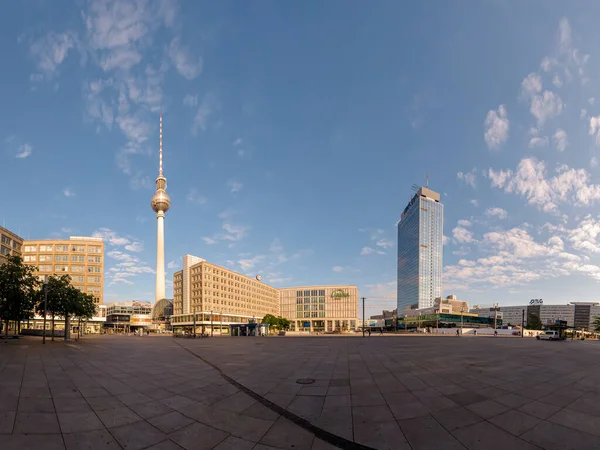 Berlin, Almanya - 15 Haziran 2020 - Berlin TV kulesi gibi binaları ve ünlü manzaralarıyla ünlü Alexanderplatz