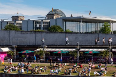 Berlin, Almanya - 26 Temmuz 2020 - Spree nehri üzerindeki Capital Beach Bar manzarası, hükümet bölgesinde, arka planda Paul-Lbe-Haus ve Reichstag