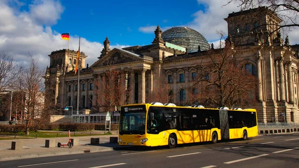 ドイツ ベルリン 2020年3月21日 ライヒスタッグ ビル前の公共交通機関バス Bvg Berliner Verkehrsbetriebe Bundestag — ストック写真