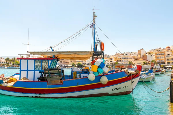 Sitia, Yunanistan - 12 Ağustos 2020 - Yunanistan 'ın Girit adasındaki Sitia limanında bulunan tipik bir balıkçı gemisi