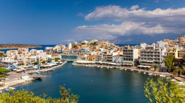 Agios Nikolaos, Yunanistan - 09 Ağustos 2020 - Yunanistan 'daki Agios Nikolaos limanına bakın