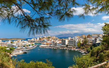 Agios Nikolaos, Yunanistan - 9 Ağustos 2020 - Ünlü liman ve binaları ile Agios Nikolaos Körfezi manzarası