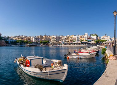 Agios Nikolaos, Yunanistan - 18 Ağustos 2020 - Girit adası Agios Nikolaos 'taki Voulismeni Gölü' ndeki geleneksel liman manzarası