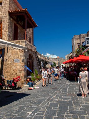 Rodos, Yunanistan - 3 Temmuz 2019 - Yunanistan 'ın tarihi ortaçağ Rodos kentinde alışveriş ve turizm gezisi