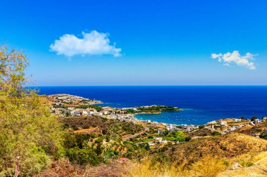Sahildeki Agia şehri tepelerden izlenen betonun üzerinde..