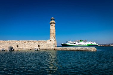 Antik Rethymno Habour, Işık Evi ve Feribot Arkaplanda