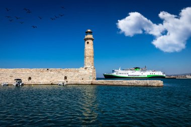 Antik Rethymno Habour, Işık Evi ve Feribot Arkaplanda