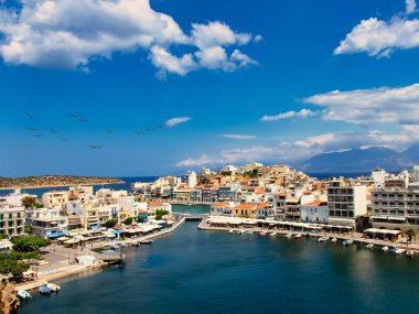 Agios Nikolaos, Yunanistan - 9 Ağustos 2020 - Ünlü liman ve binaları ile Agios Nikolaos Körfezi manzarası