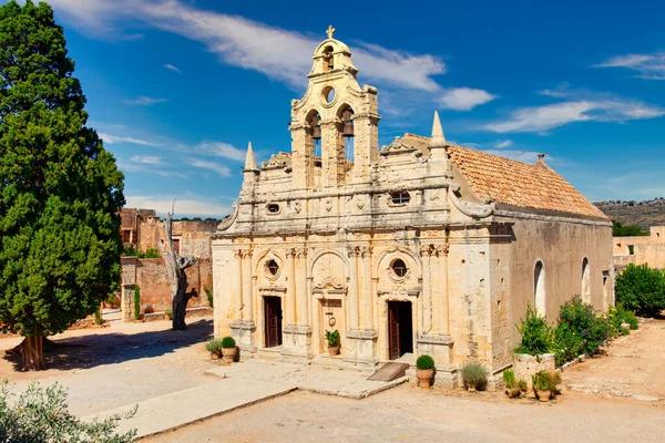 Arkadi, Yunanistan - 19 Ağustos 2020 - Yunanistan 'ın Girit adasındaki ünlü Arkadi Manastırı' ndaki tarihi manastır