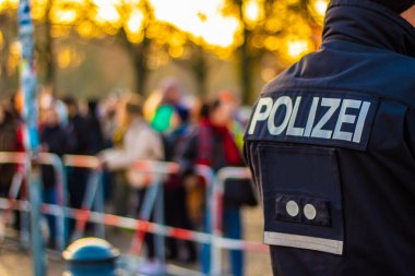 Bir polis memuru Berlin 'de bir gösteri düzenledi.