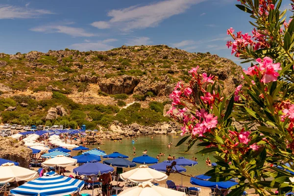 Rhodes Kreikka Heinäkuuta 2019 Rodoksen Kauniilla Saarella Sijaitsevassa Lahdessa Lomailijat — kuvapankkivalokuva