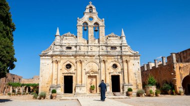 Arkadi, Yunanistan - 19 Ağustos 2020 - Yunanistan 'ın Girit adasındaki ünlü Arkadi Manastırı' ndaki tarihi manastır