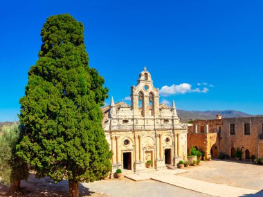 Arkadi, Yunanistan - 19 Ağustos 2020 - Yunanistan 'ın Girit adasındaki ünlü Arkadi Manastırı' ndaki tarihi manastır