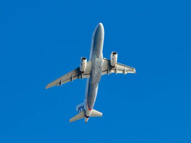 Heraklion, Yunanistan - 16 Ağustos 2020 - Heraklion havaalanından havalandıktan sonra Ege Havayollarına ait bir Airbus 320-232 (SX-DVX)