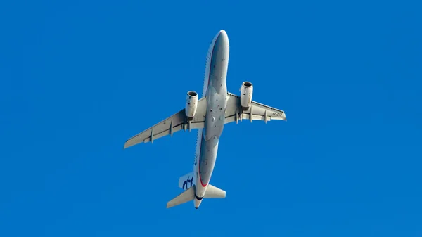 Heraklion, Yunanistan - 16 Ağustos 2020 - Heraklion havaalanından havalandıktan sonra Ege Havayollarına ait bir Airbus 320-232 (SX-DVX)