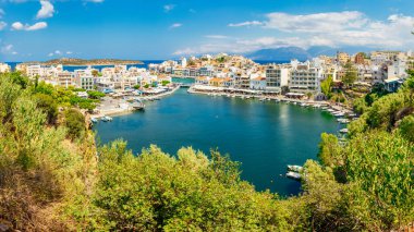 Ünlü liman ve binalarıyla Agios Nikolaos Körfezi manzarası