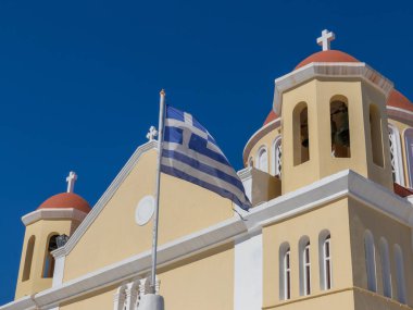 Sitia, Yunanistan - 13 Ağustos 2020 - Yunanistan 'da bayraklı ünlü Aziz Ekaterini Kilisesi (Agia Ekaterini)