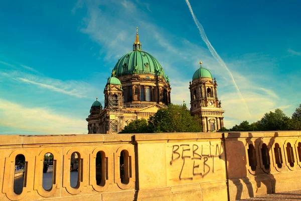 Berlin Deki Ünlü Berlin Katedrali Friedrichsbrcke Den Iki Kişinin Silueti — Stok fotoğraf