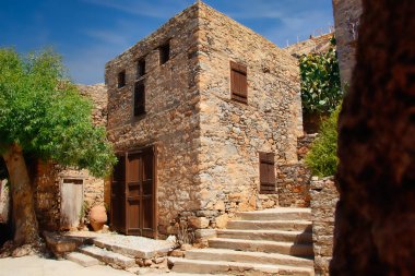 Spinalonga, Yunanistan - 20 Ağustos 2020 - Spinalonga 'nın ünlü ve tarihi kale adasında eski bir ev