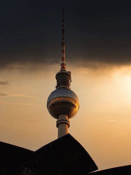 Der Berühmte Berliner Fernsehturm Hinter Einem Brunnen Alexanderplatz Berlin Bei — Stockfoto