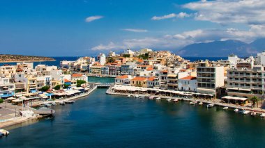 Agios Nikolaos, Yunanistan - 9 Ağustos 2020 - Ünlü liman ve binaları ile Agios Nikolaos Körfezi manzarası