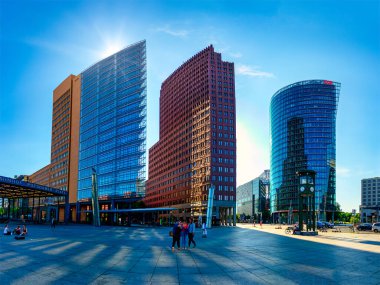 Berlin, Almanya - 20 Haziran 2020 - Berlin 'deki en ünlü meydanlardan biri olan Potsdamer Platz' ın ünlü gökdelenleri