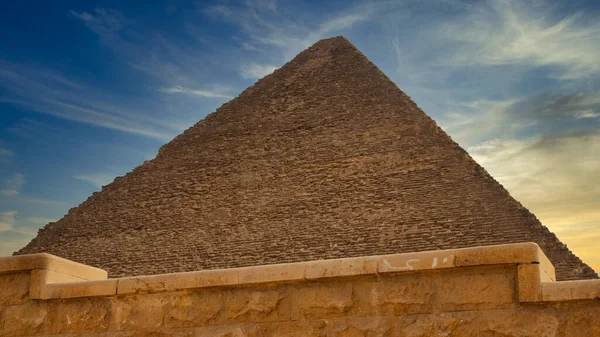 エジプトの古い石壁の後ろのピラミッド — ストック写真