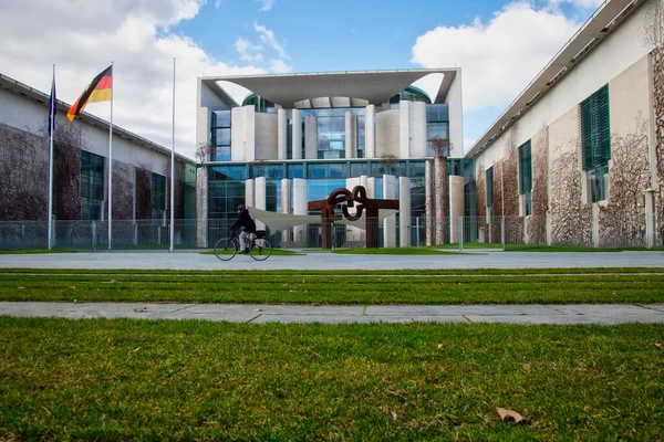 Berlin, Almanya - 21 Mart 2020 - Berlin, Almanya 'da Federal Başbakanlık önünde yalnız bir bisikletçi