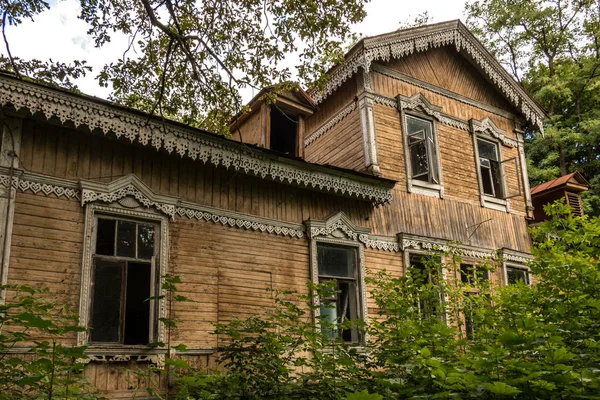 Заброшенный Старый Дом Гуще Леса — стоковое фото