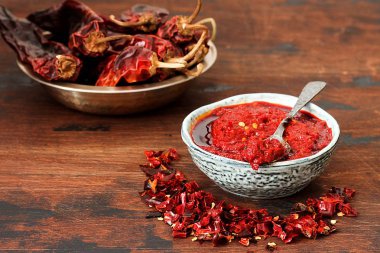 Ahşap arka planda geleneksel Ev Yapımı Harissa Sosunun yakın görünümü