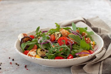 Taze sebze salatası roka, ızgara sebze, şeri domates ve halloumi peyniri. Sağlıklı yiyecek.