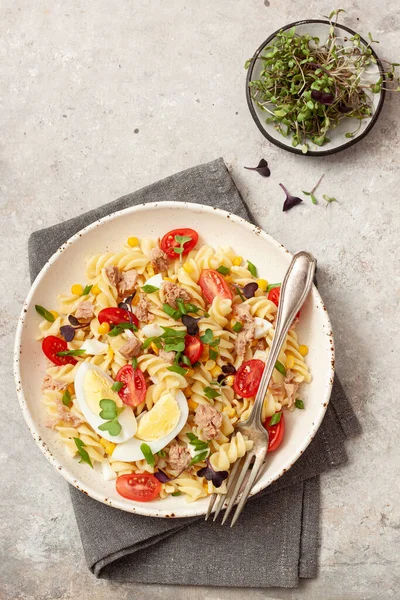 Salada Macarrão Com Legumes Ovo Atum Mesa Madeira — Fotografia de Stock