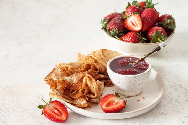 Deliciosos Panqueques Con Mermelada Fresa — Foto de Stock