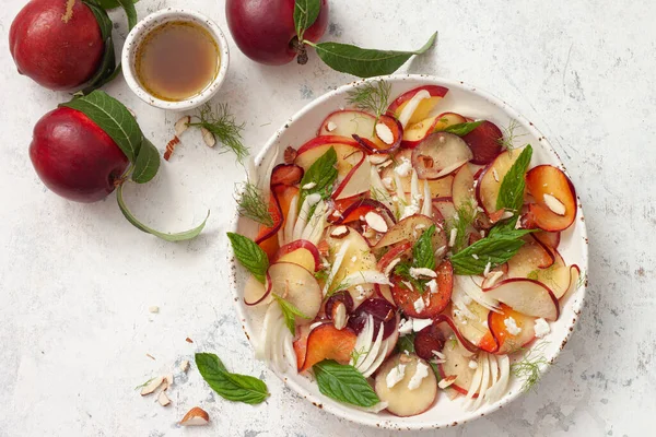 Salada Verão Com Nectarina Ameixa Erva Doce Hortelã Cheese Top — Fotografia de Stock