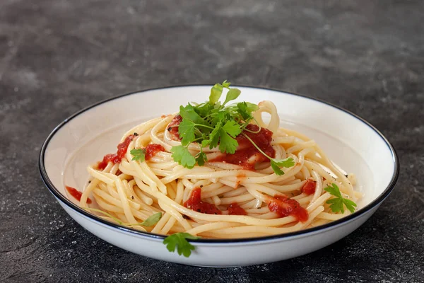 Spaghetti Con Salsa Pomodoro Germogli Prezzemolo — Foto Stock