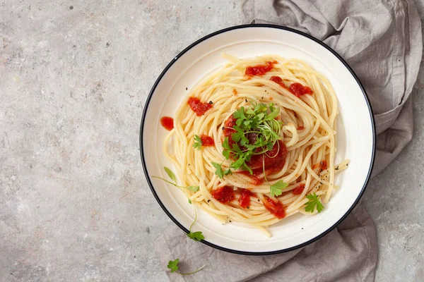 Espaguete Com Molho Tomate Brotos Salsa — Fotografia de Stock