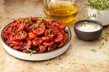 Zeytinyağı ve bitkilerle kurutulmuş kiraz domatesleri.