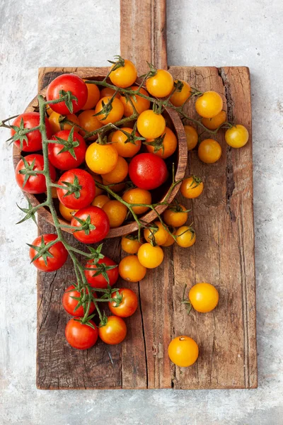 Tomates Cherry Maduros Una Tabla Madera —  Fotos de Stock